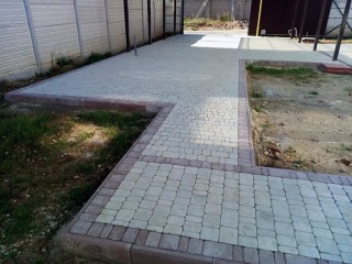 Бетонная площадка с тротуарной плиткой (брусчаткой)